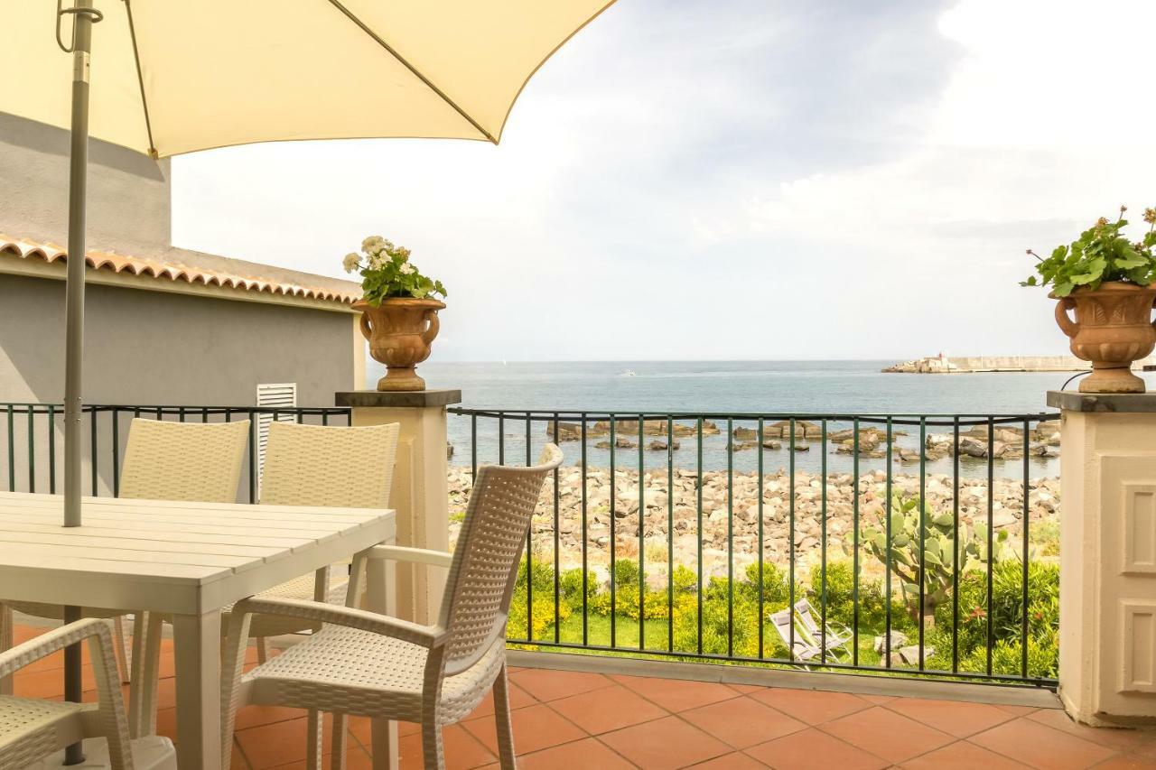 Les Suites - Apartments Riposto Bagian luar foto