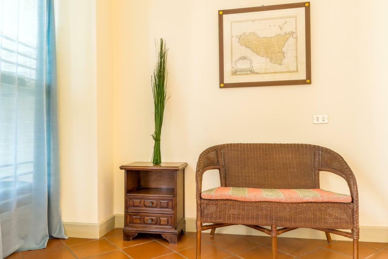 Les Suites - Apartments Riposto Bagian luar foto
